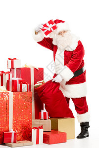 圣诞快乐的圣诞老人拿圣诞礼物从一个被孤立在白色上的大图片
