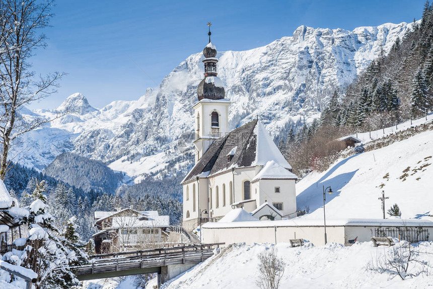 德国上巴伐利亚公园Berchtesgadener土地Ramsu村BavarianAlps的古典冬季奇幻园景色中嵌入著名的圣塞巴斯图片
