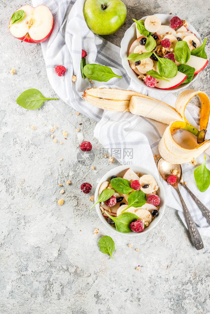 健康的夏季早餐水果和浆果沙拉图片