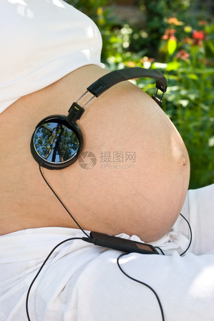 孕妇肚子上的耳机在怀孕妇图片
