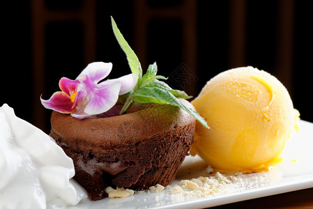 美食巧克力松露和芒果冰淇淋和椰子泡图片