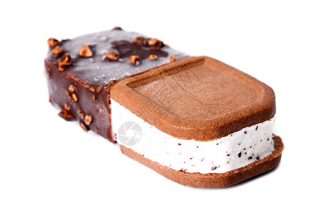 白色背景上的饼干和巧克力冰淇淋图片
