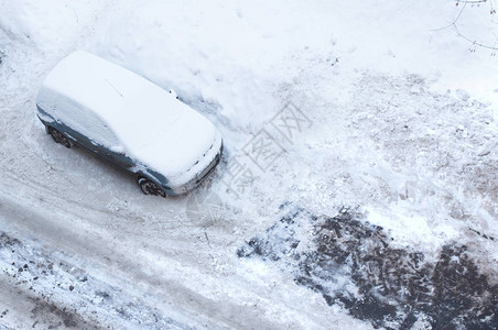 大雪后的雪覆盖汽车图片