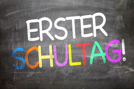 用德语写在黑板上的开学第一天背景图片
