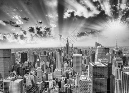 纽约的日落曼哈顿天际和摩天大图片