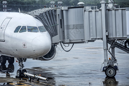 雨中机场的飞机图片