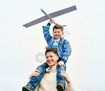 照片快乐的男孩与玩具飞机和他父亲图片