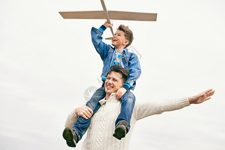 照片快乐男孩与玩具飞机和父亲在图片