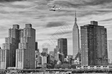 从东河看纽约曼哈顿的黑白景色图片