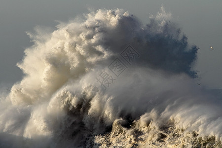 巨浪冲击葡萄牙海岸图片