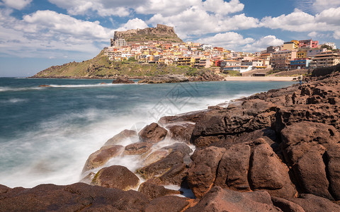 在意大利撒丁亚海岸的卡斯泰尔萨多岩石上坠落的海浪高清图片