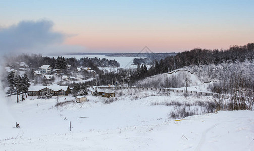 冬天的夜景和日落的乡村景色图片