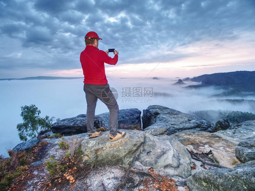 徒步旅行者独自旅行图片