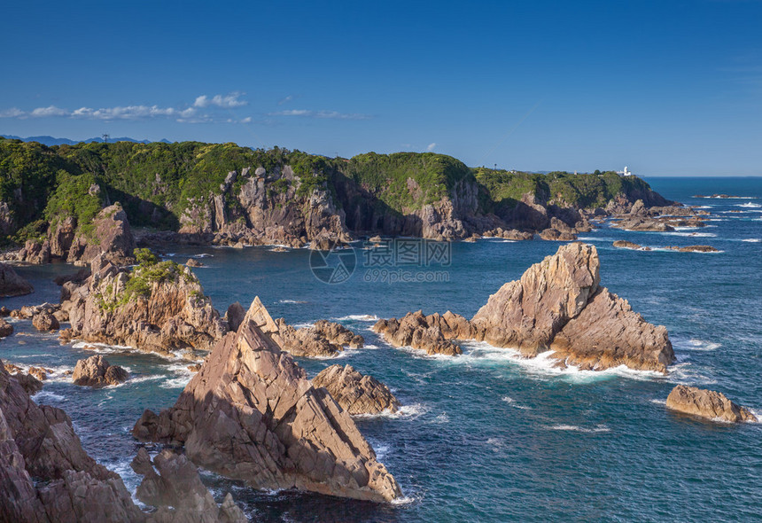 大岩石排列在日本和歌山县大岛的Kashinozaki海有许多奇怪的岩石图片