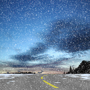 白雪覆盖的公路乌云密布的蓝天图片