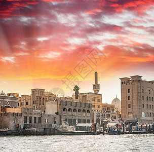 迪拜河上的老建筑背景图片