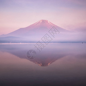 早上在山中湖倒影的富士山图片