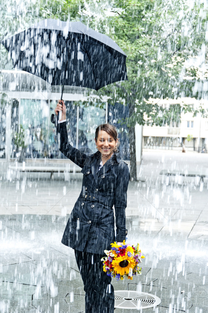 雨中打伞的女人图片