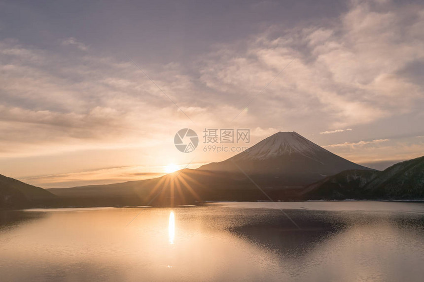 藤山和Motosu湖冬图片