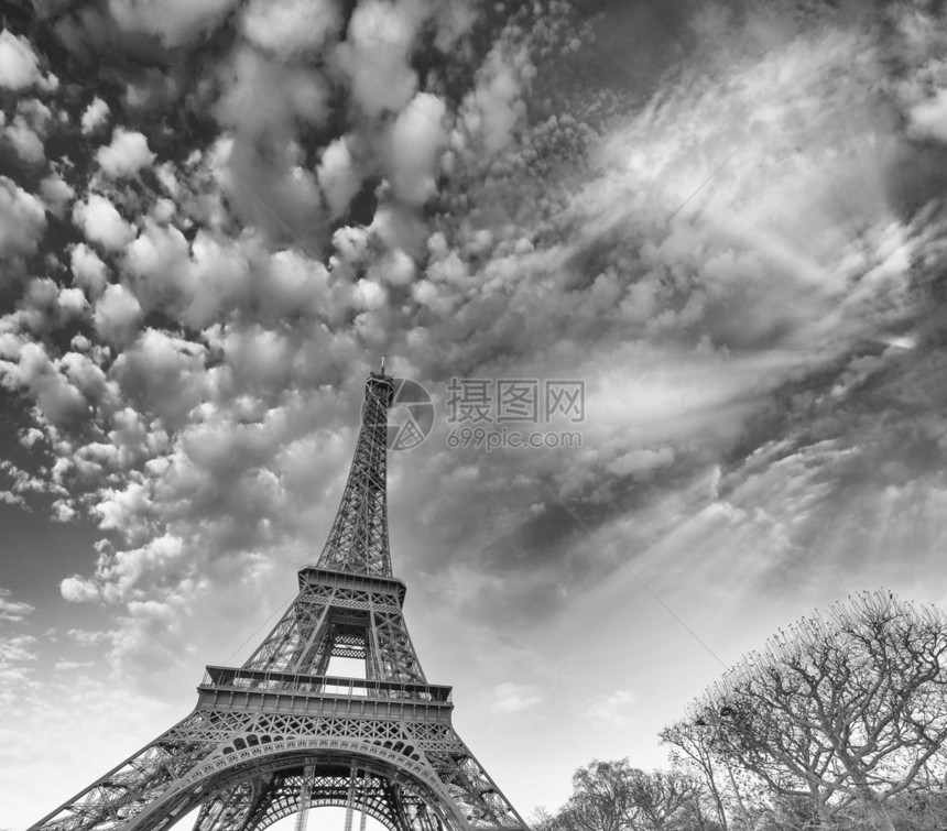 法国巴黎埃菲尔铁塔的黑白视图图片