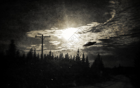 盘旋在阿拉斯加乡村的不明飞行物图片素材