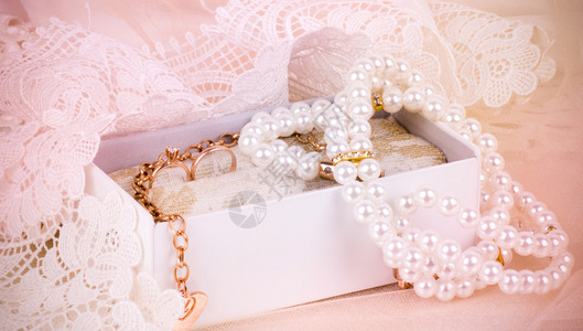 珍珠和项链图片