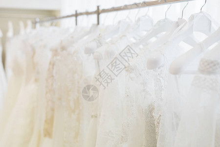 店里的白色婚纱图片