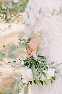 婚礼花束与乡村婚礼的白玫瑰精美的婚纱照轻柔通风的婚礼花束图片