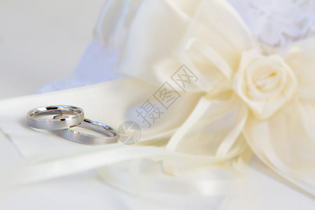 结婚戒指和白色的装饰高清图片