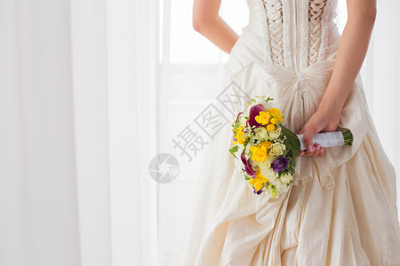 新娘与婚礼花束的婚纱礼服细节图片