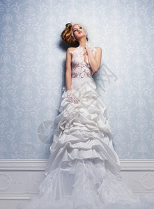 优雅的白色婚纱的美丽新娘图片