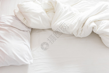早上醒来后用枕头床单和毯子看一张未制图片