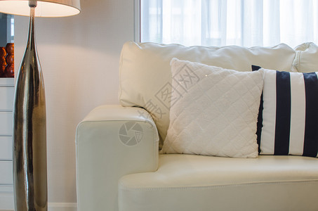 家里客厅里带枕头的白色沙发图片