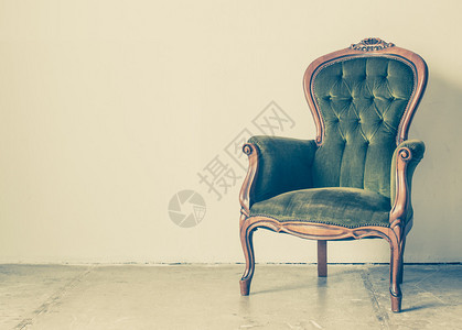 白墙背景上的复古和董椅子图片