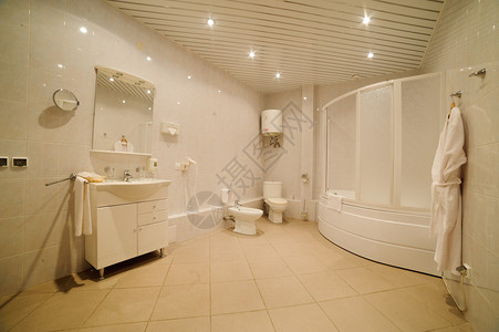 酒店现代浴室的毛巾图片