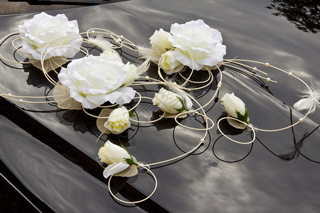 黑罩上的白花婚礼装饰图片