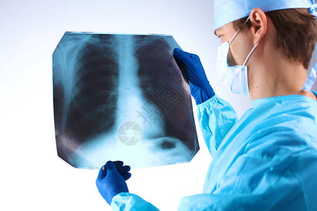 医生正在检查肺部X光片图片