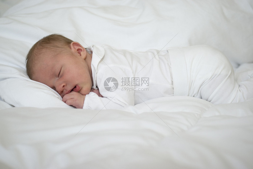 正在睡觉的新生儿女婴出生后图片