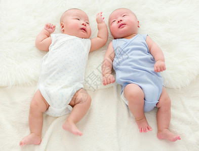 刚出生的双胞胎睡着的婴儿图片