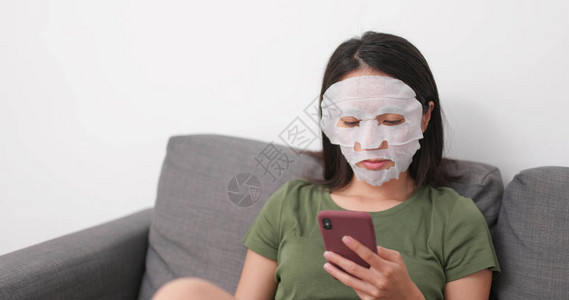 妇女使用面部皮肤保护面具和在家使用图片
