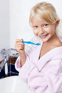 浴室里有牙刷的小女孩图片
