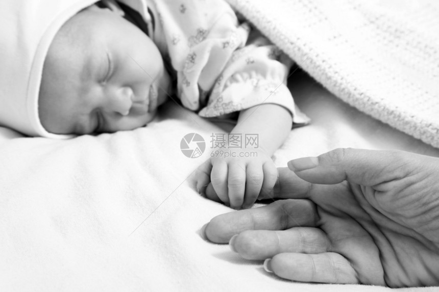 新出生的女婴安静地睡觉图片