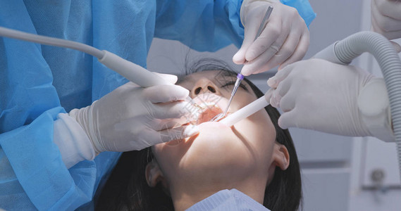 在牙科诊所进行牙科检查图片