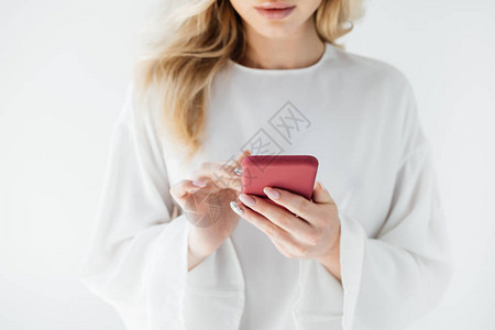 白衣妇女用灰色背景的智能手机背景图片