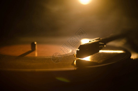 转盘黑胶唱片机唱片骑师的复古音频设备DJ混合和播放音乐的声音技术黑胶唱片在燃烧的火背景图片