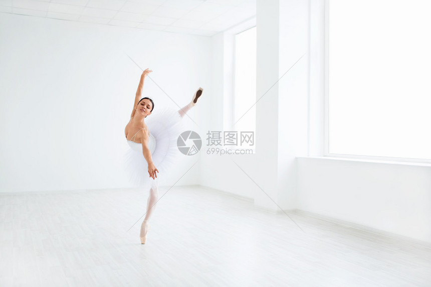在演播室跳舞的美丽芭蕾舞演员图片