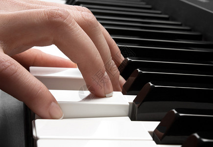 弹钢琴的女人的手图片