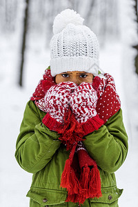 身戴编织帽手套和围巾的非洲冷冻儿童在冬图片