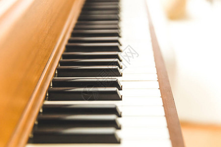 木制立式钢琴上的黑白钢琴键图片