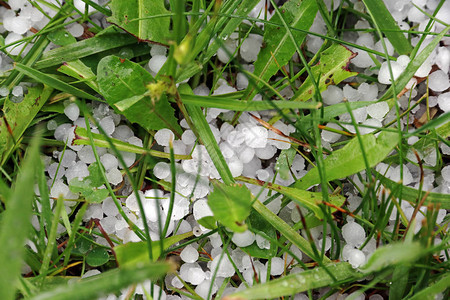 雷暴伴有大冰雹和雨夹雪地上的冰雹背景图片